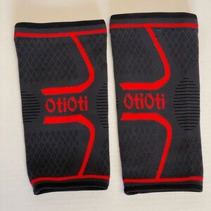 Otioti Black and Red Knee Sleeves Sz M